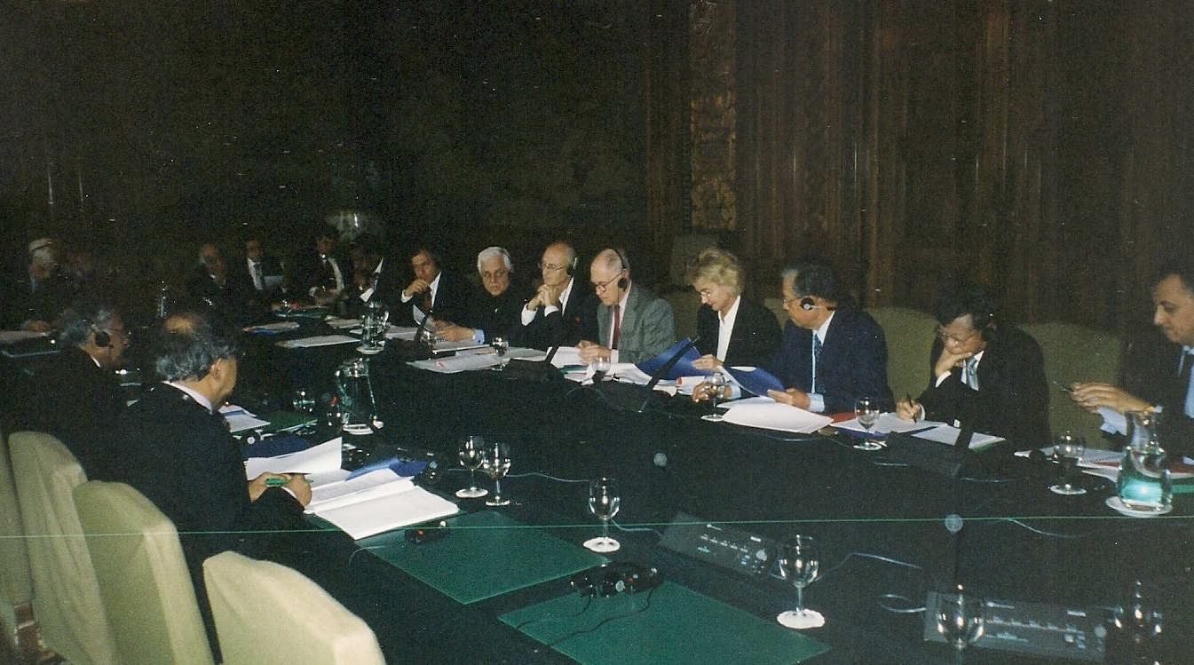 Round-Table Meeting, The Hague 2002: From right: Justice Reynato Puno, Chief Justice Hilario Davide, Chief Justice Iva Brozova, Justice Trond Dolva, Chief Justice Pim Haak, Chief Justice Genaro David Gongora Pimentel, Justice Vladimir Passos de Freitas