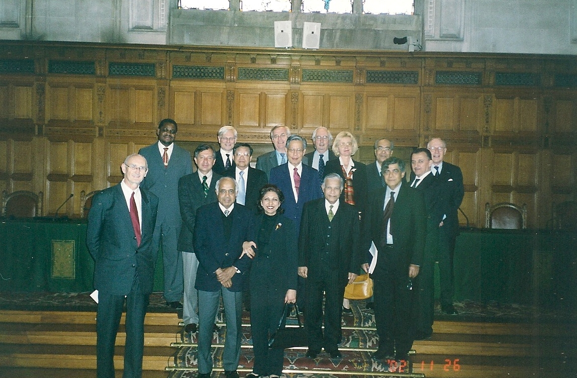 Round-Table Meeting, The Hague 2002: A group photograph in the Chamber of the International Court of Justice