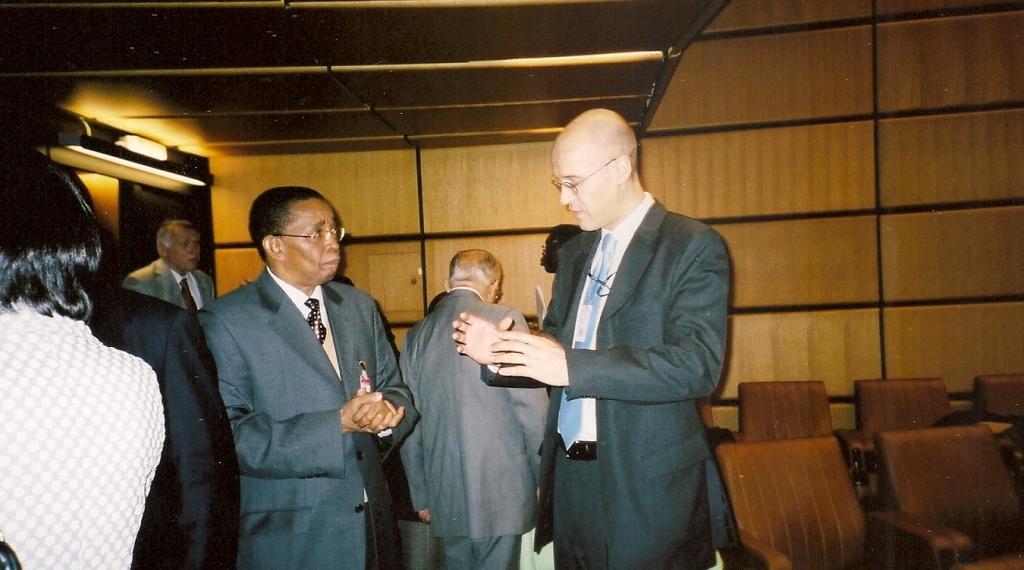 Fourth Meeting, Vienna 2005: From left: Chief Justice Gicheru and Dr Oliver Stolpe (UNODC)